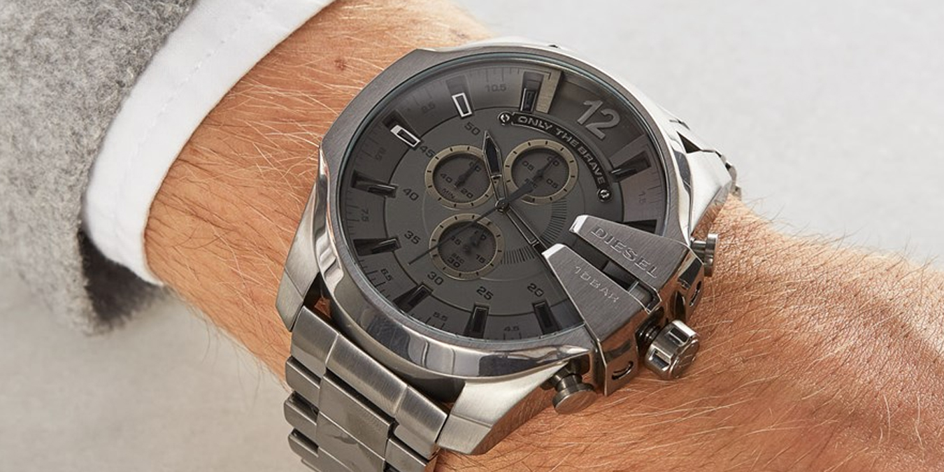 Asi ve Çekici Kimliği ile Diesel Saat Modelleri