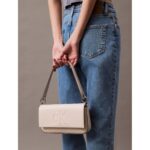 Ck Lv04k3148g Sculpted Flap Shoulder Pouch25 Kadın Çanta – KREM