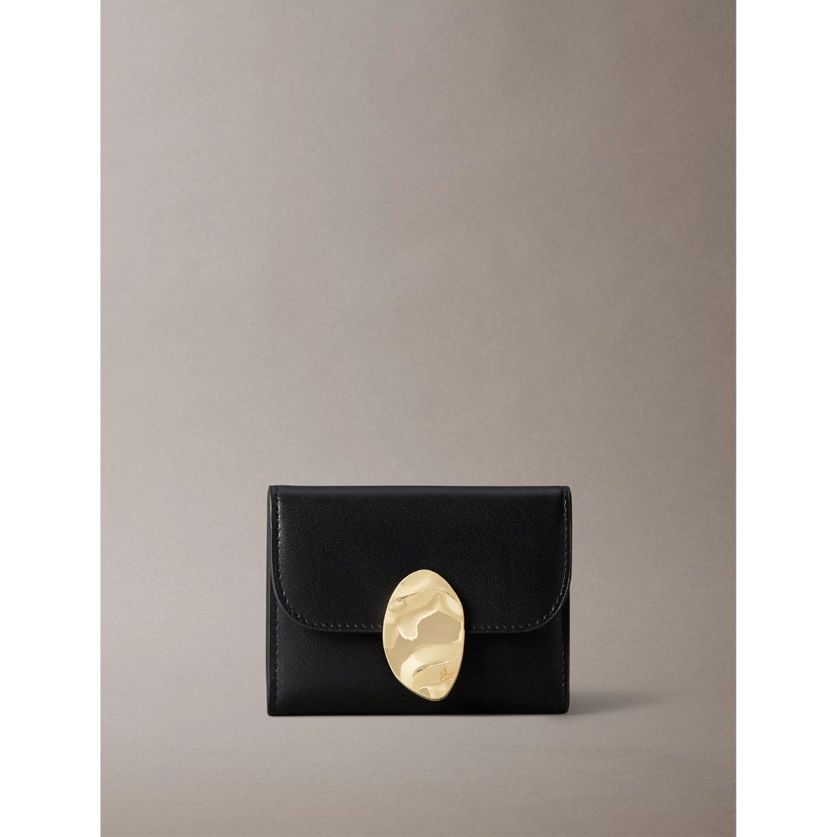 153620-0-ck-lv04f1062g-stone-lock-slouchy-lthr-trifold-kadin-cuzdan-016cfe508dca Ck Lv04f1062g Stone Lock Slouchy Lthr Trıfold Kadın Cüzdan – SİYAH - Görsel 1