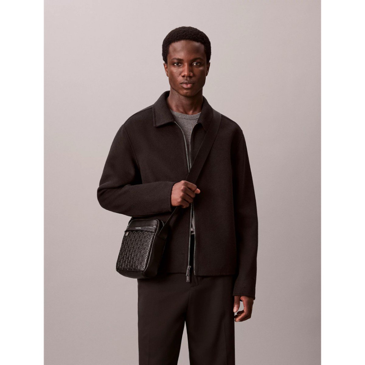 154376-0-ck-lv04d3204g-emblem-aop-emboss-reporter-erkek-canta-016cfe508dca Ck Lv04d3204g Emblem Aop Emboss Reporter Erkek Çanta – SİYAH - Görsel 1